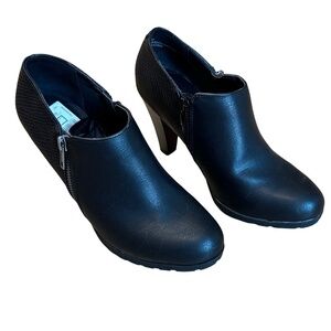 EUC White Mountain Womens Black Faux Leather Ankle Boots  6.5